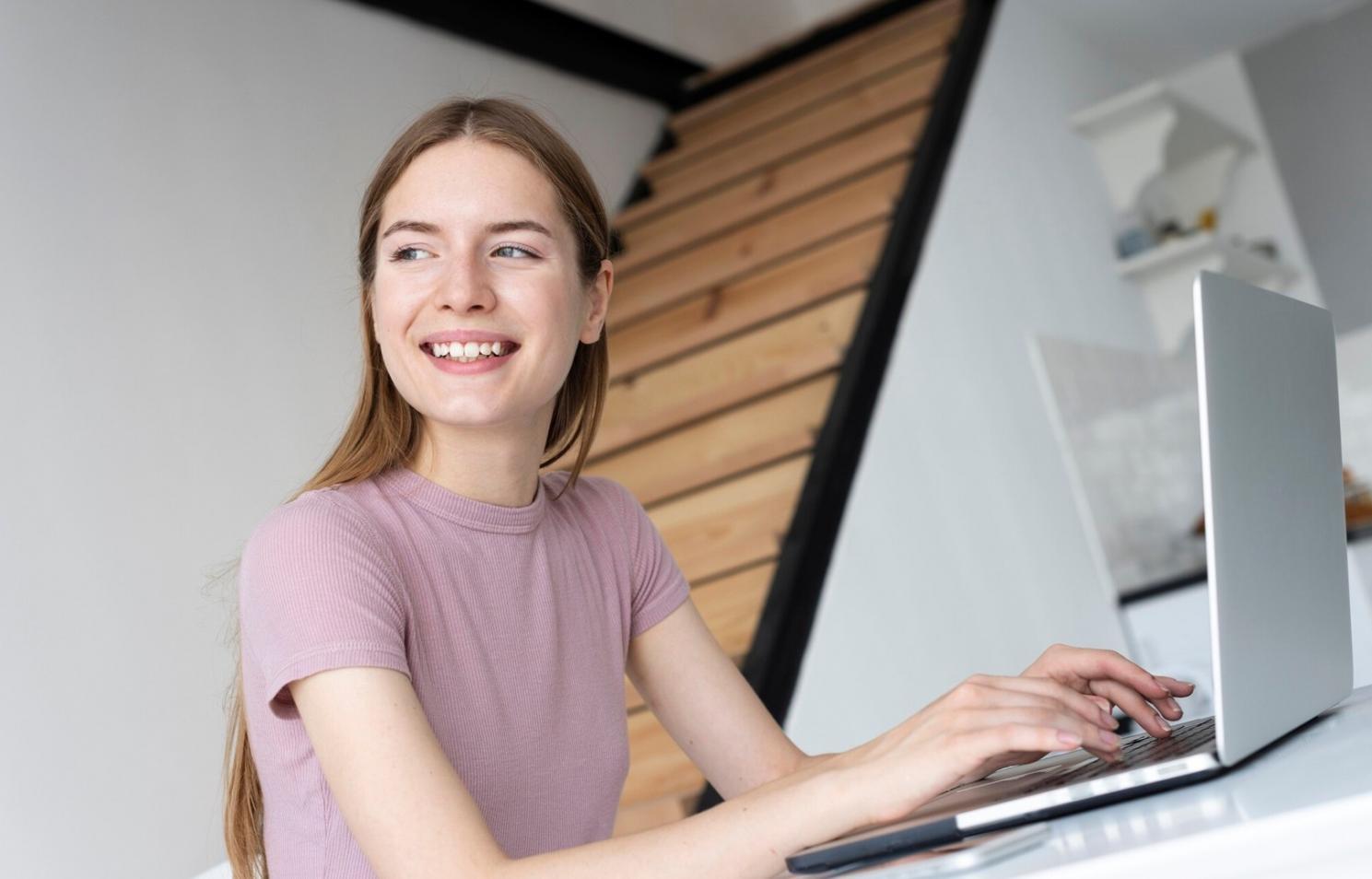 Professionelle Arbeitsplätze unseres Beratungsteams mit modernen Computern und Finanzkalender-Software